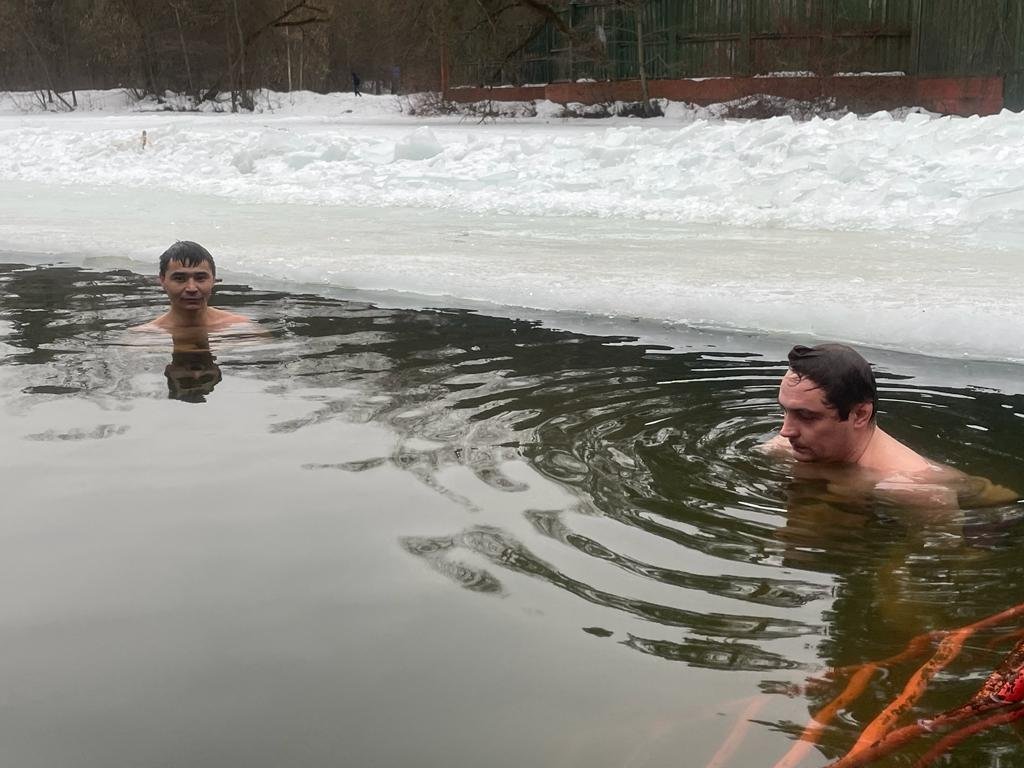 Холодовые испытания в проруби Клуба моржей Серебряного Бора